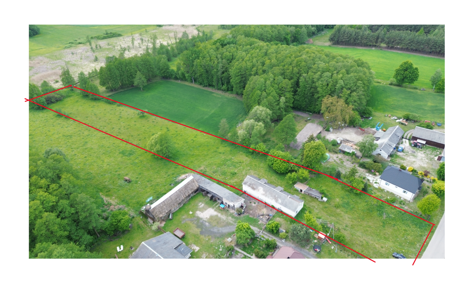 Działka z zabudowaniami – 7900 m² w Mory