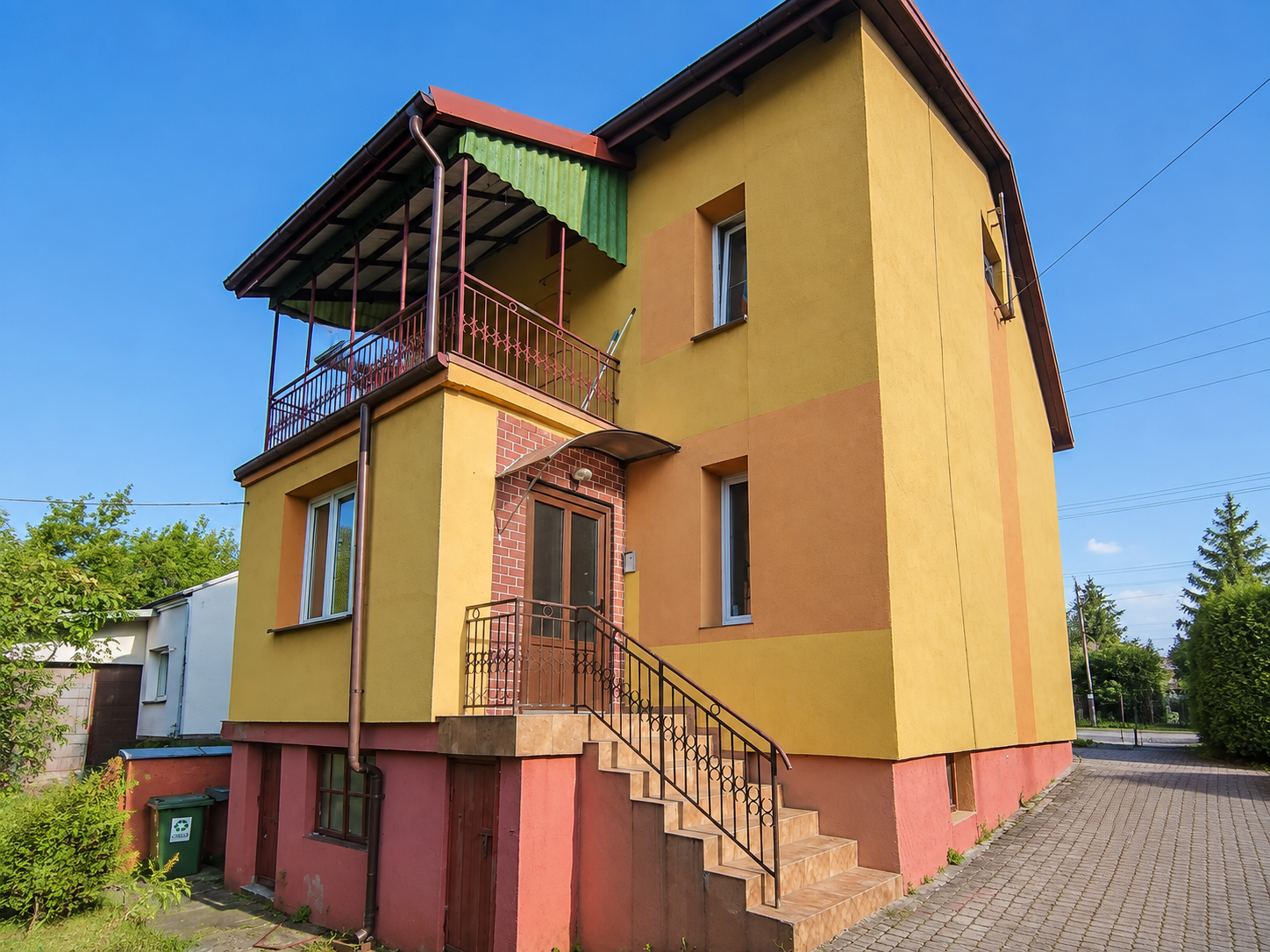 Klimatyczny dom przerobiony na 4 kawalerki